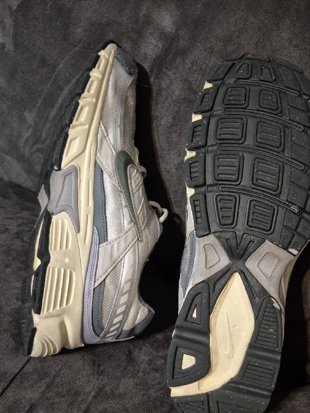 Nike Men’s Silver and Gray Athletic Running Sneakers